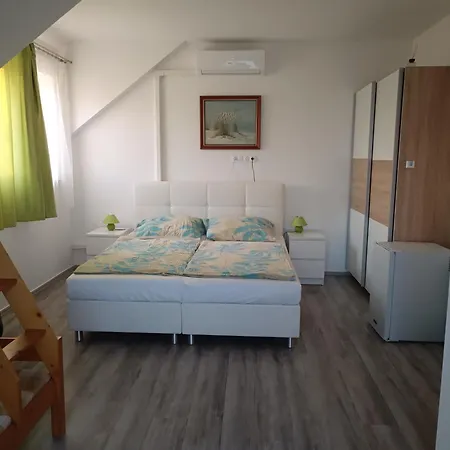 Katalin Vendeghaz بيت ضيافة Gyenesdiás