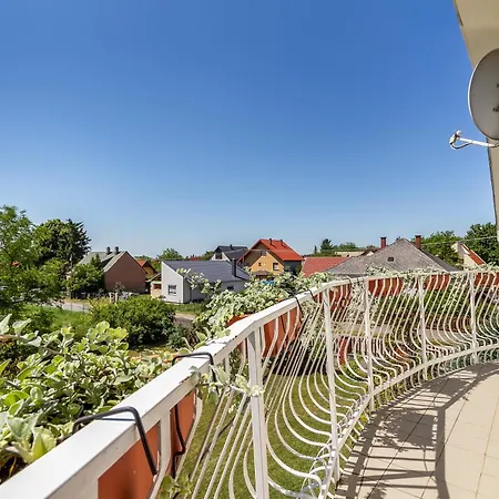 Katalin Vendeghaz بيت ضيافة Gyenesdiás