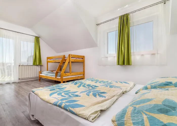 Katalin Vendeghaz 3* גיינסדיאס